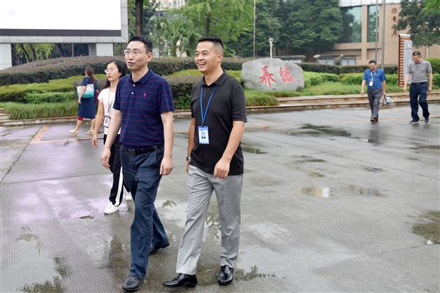 双流区区委常委、统战部长董成一行莅临棠外检查指导开学工作