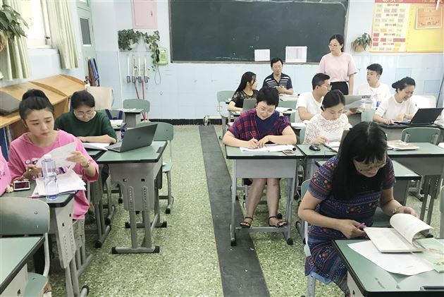 集体智慧 有“备”无患——我校初中部进行教师开学前集体备课活动