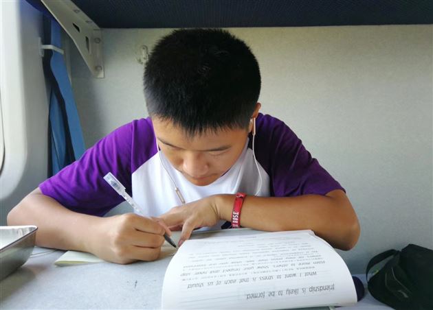 驻足未名湖 漫步清华园——棠外高2017级举行暑期研学旅行活动