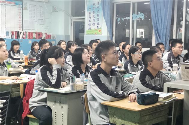 五星红旗，我为你自豪——我校高中部开展收看《开学第一课》活动