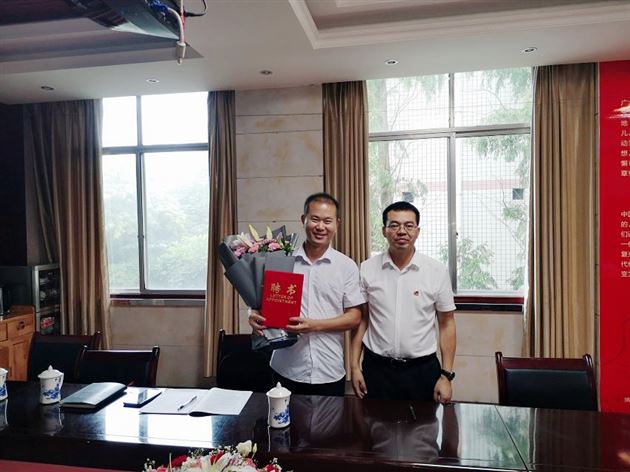 成都市太平中学叶超校长为袁成老师颁发聘书