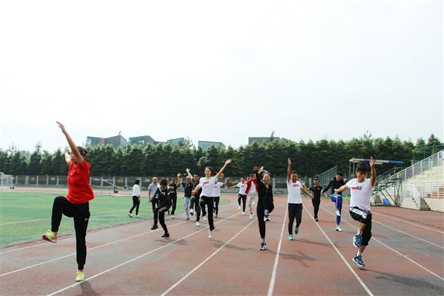 备战体育新中考 世冠教练来指导——我校举行新中考背景下体育各项目的小、初、高教学与衔接教师培训活动