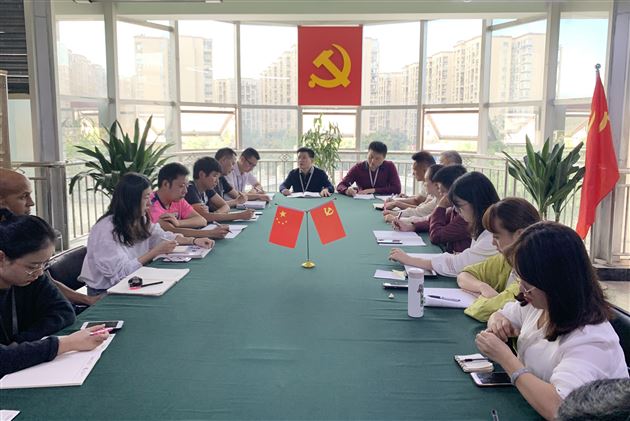 我校初中部召开足球工作专题会