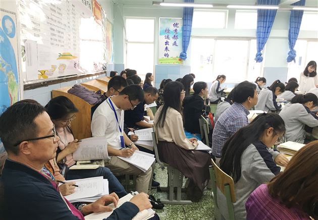 同台竞技 各展风采——我校高中语文教研组举行首届“青蓝杯”青年教师课堂教学基本功大赛