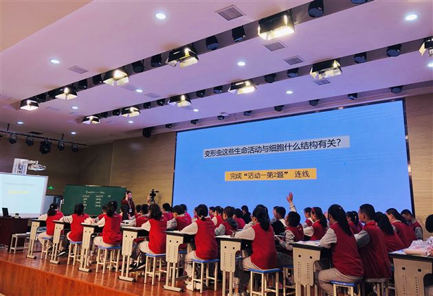 金秋时节 锋芒初见——我校青年教师文红梅为全区初中生物教师献课获好评