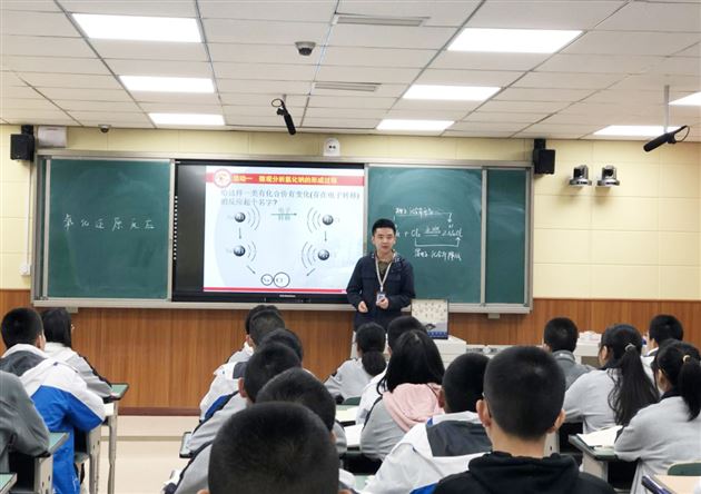 专家引领明方向 耐心指导润无声——四川省李大勤名师工作室与棠外高中化学教研组举行联合教研活动