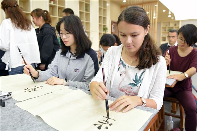 友好交往 开创未来——成都棠湖外国语学校接待法国ASSOMPTION中学师生代表团来访系列报道（一）