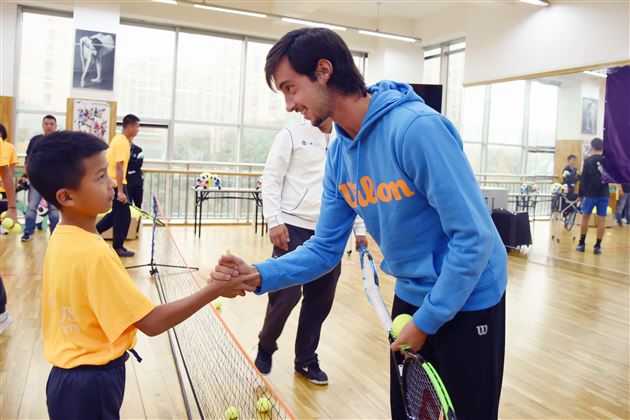 过瘾！与国际顶尖青少年选手同场竞技——国际网联世界巡回赛青少年年终总决赛进校园活动进棠外