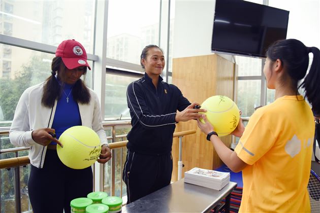 过瘾！与国际顶尖青少年选手同场竞技——国际网联世界巡回赛青少年年终总决赛进校园活动进棠外