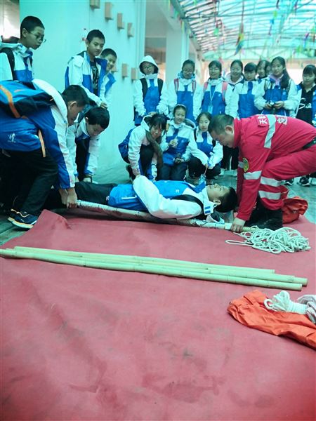 学生学习制作担架