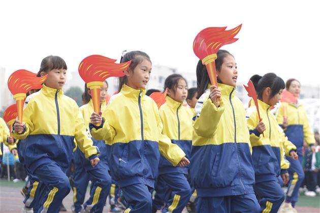 我校附小成功举行集体项目趣味运动会