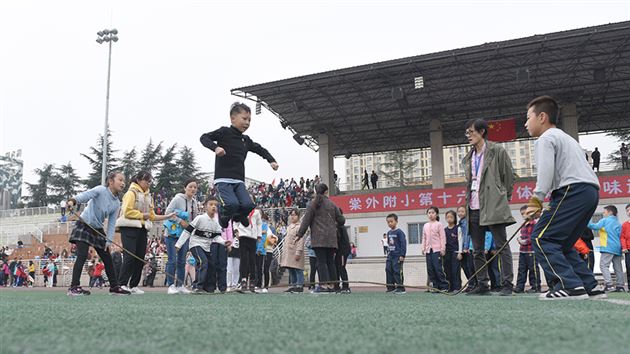 我校附小成功举行集体项目趣味运动会