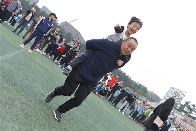 我校附小成功举行集体项目趣味运动会