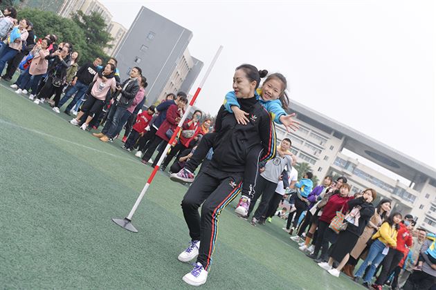 我校附小成功举行集体项目趣味运动会