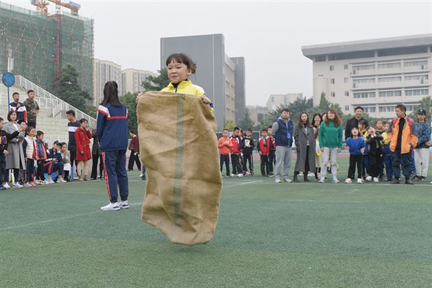 我校附小成功举行集体项目趣味运动会