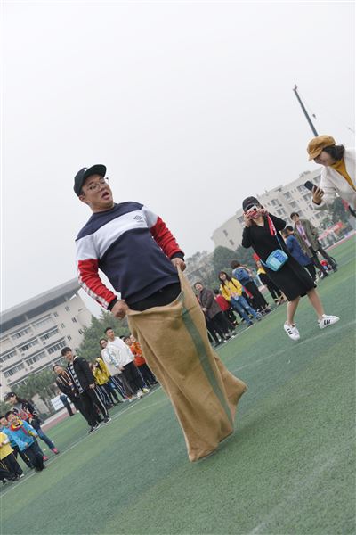 我校附小成功举行集体项目趣味运动会