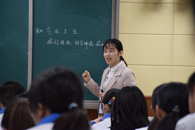 教学评一致性的地理课例展示暨成都市菜单培训活动在我校举行