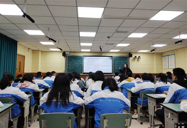 我校高中外语“芬芳名师工作室”进行研修成果汇报暨初高中外语联合教研