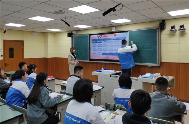 我校高中外语“芬芳名师工作室”进行研修成果汇报暨初高中外语联合教研