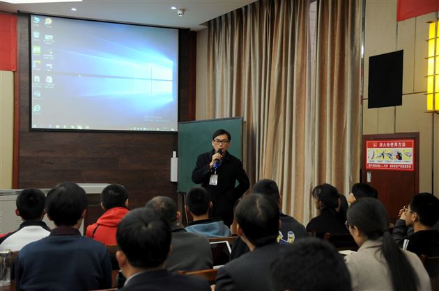 全国中学考古社联盟秘书长，北京大学公众考古与艺术中心办公室主任刘庆华教授作总结