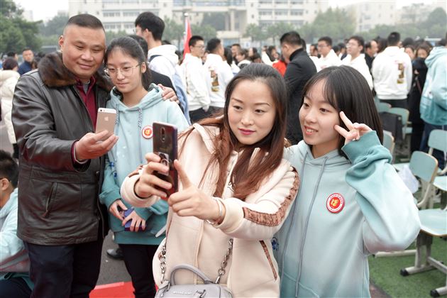 书生意气 挥斥方遒 怀揣梦想 一路前行——棠外高2017级举行高三成人仪式暨成都市“一诊”动员大会