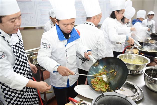煎炒烹煮出世间百味  油盐酱醋蕴生活真谛——我校举行首届“餐厅厨师技能大赛暨师生厨艺展示活动”
