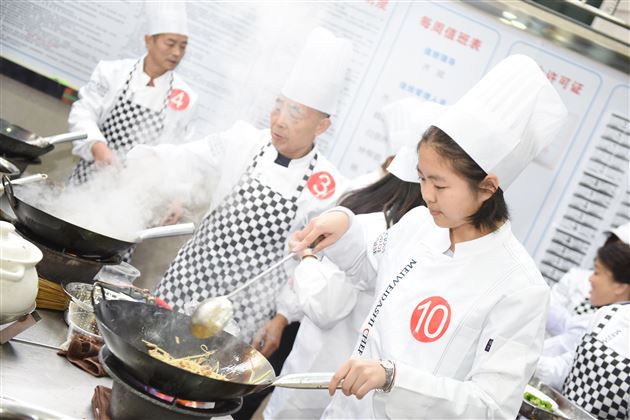 煎炒烹煮出世间百味  油盐酱醋蕴生活真谛——我校举行首届“餐厅厨师技能大赛暨师生厨艺展示活动”