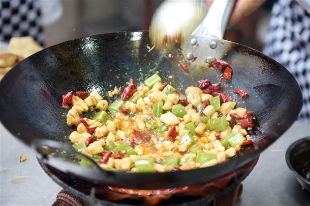 煎炒烹煮出世间百味  油盐酱醋蕴生活真谛——我校举行首届“餐厅厨师技能大赛暨师生厨艺展示活动”