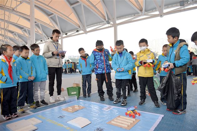 速手竞技 人机共舞——我校附小举行第二届校内机器人竞赛