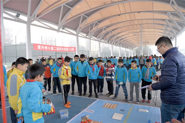 速手竞技 人机共舞——我校附小举行第二届校内机器人竞赛