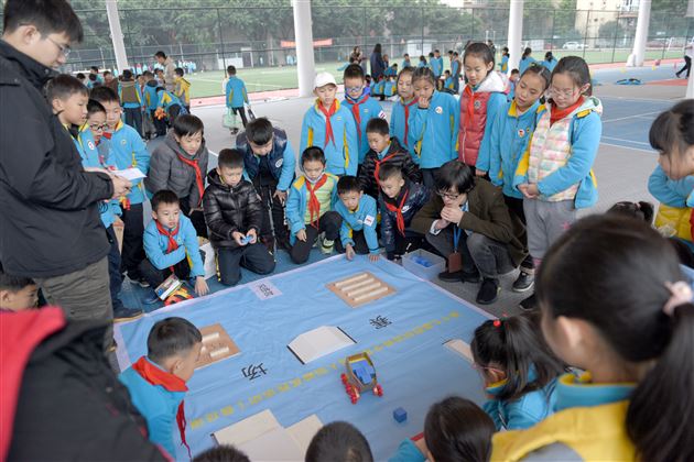 速手竞技 人机共舞——我校附小举行第二届校内机器人竞赛