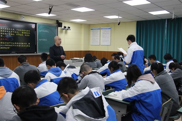 我校高中生物教研组邀请四川省教研员何兴明老师作指导