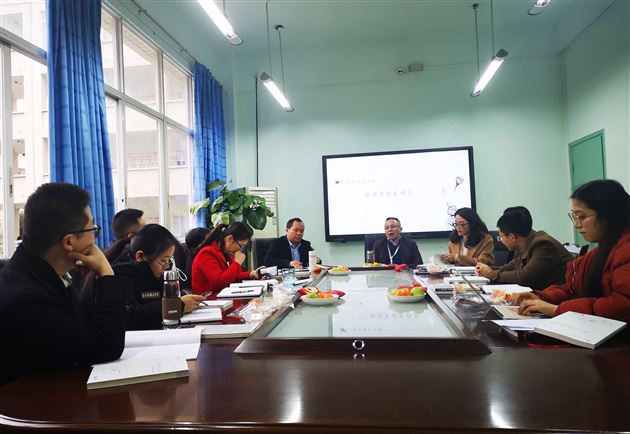 “张海艳名师工作坊”举行阅读研讨会