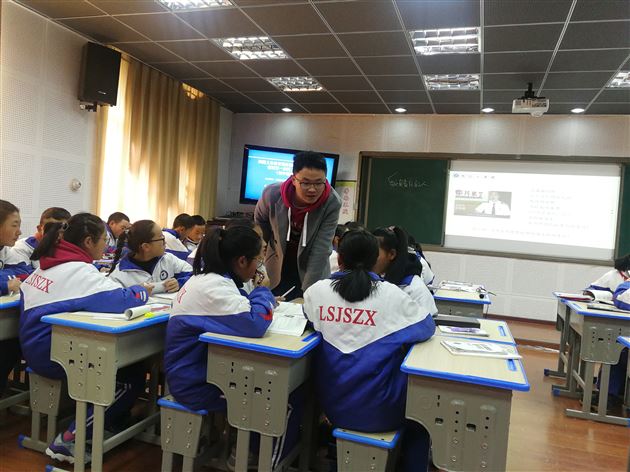 棠外初中政治组毛传友老师受西藏自治区教育厅邀请为西藏送教下乡活动作示范课展示现场