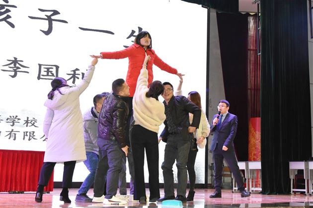 父母决定孩子一生——我校初2019级召开家长会暨亲子教育报告会