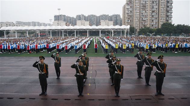 我校初中第六届冬季师生集体运动会圆满成功