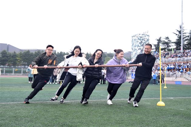 我校初中第六届冬季师生集体运动会圆满成功