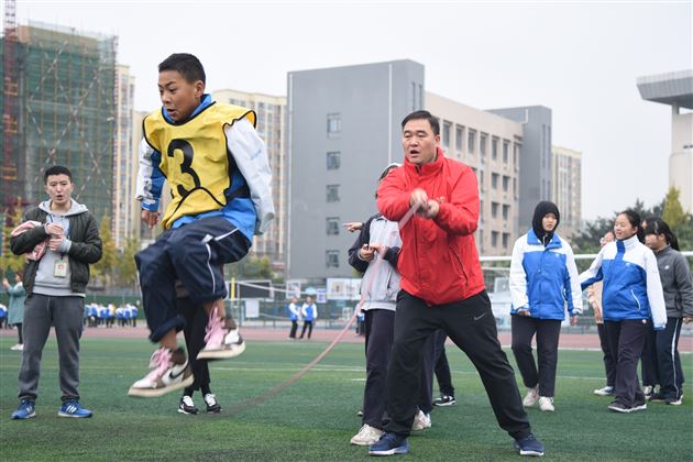 我校初中第六届冬季师生集体运动会圆满成功