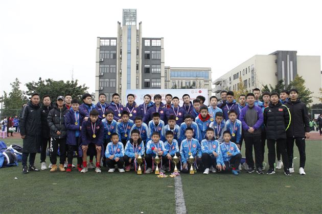 我校连续三年包揽双流区校园足球比赛冠军