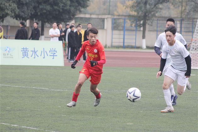 我校连续三年包揽双流区校园足球比赛冠军
