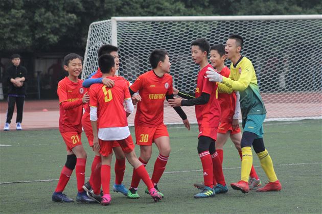 我校连续三年包揽双流区校园足球比赛冠军
