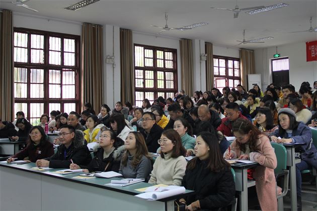 我校袁成老师受西华师范大学邀请为全省班主任作培训