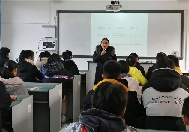 刘悦岚为双流区特级教师讲师团送教到黄龙溪活动献课现场