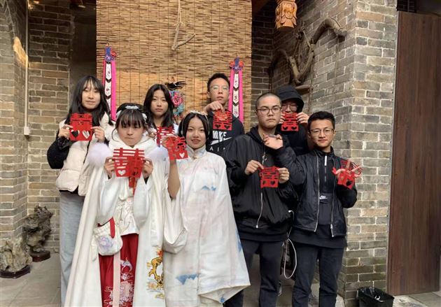 袁家村学习剪纸