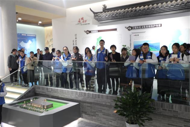 同学们参观成都规划馆城市战略展区