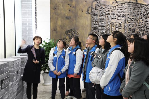 同学们参观成都规划馆历史文化展区