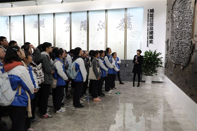 研学同学们认真听取工作人员讲解