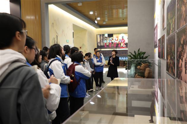 同学们在研学参观中