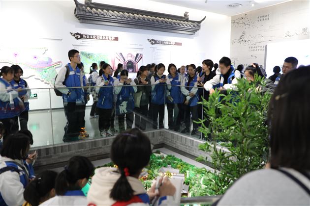 研学同学在成都规划馆地域模讨论型前