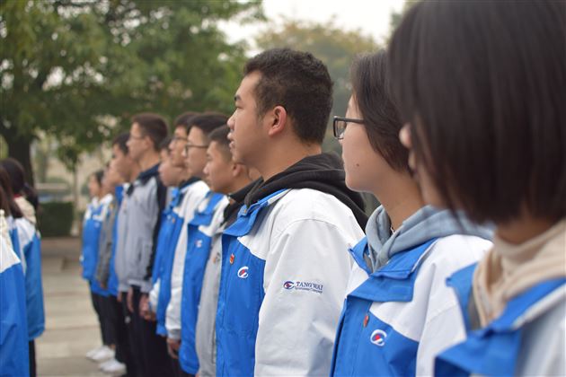 团徽光芒照耀我心 团旗飘扬激励前行——高2019级新团员入团仪式